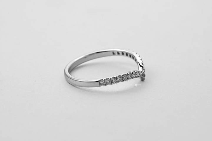 LAB DIAMOND ROUND BRILLIANT V SHAPED PAVED SET WHITEGOLD CHEVRON RING