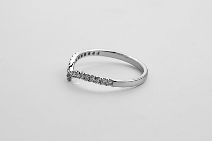 LAB DIAMOND ROUND BRILLIANT V SHAPED PAVED SET WHITEGOLD CHEVRON RING