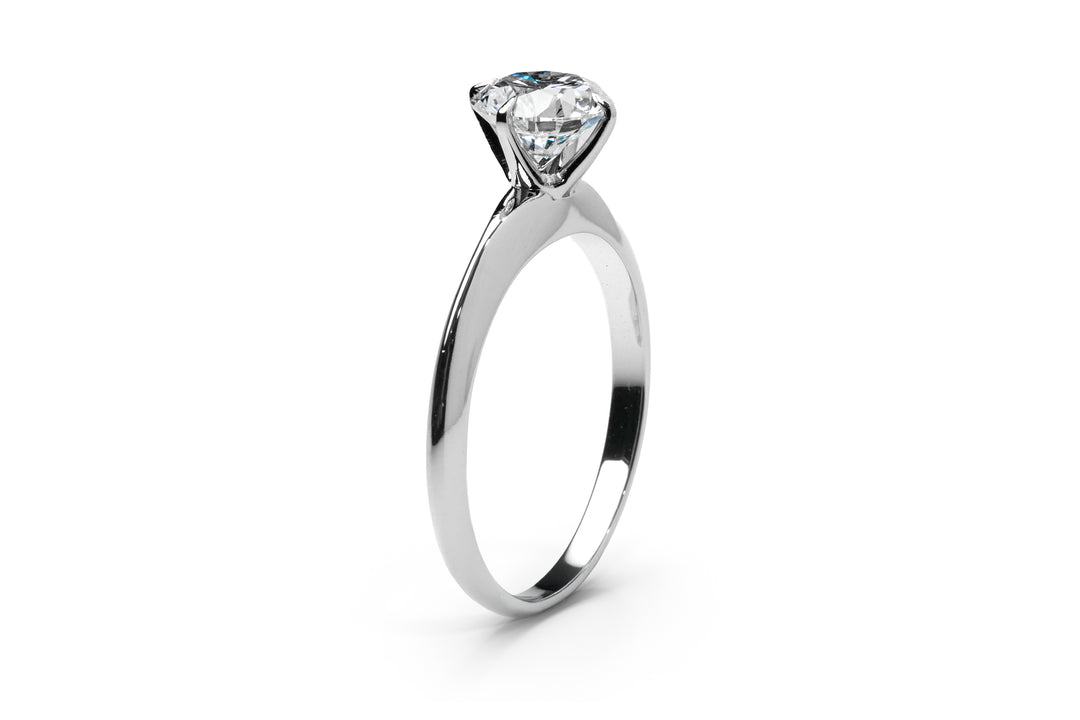 TIFFANY-STYLE WHITEGOLD RING 1CT ROUND CUT LAB DIAMOND