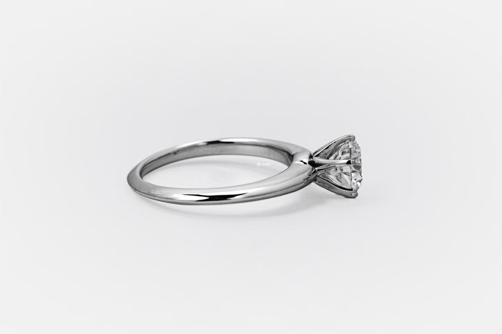 TIFFANY-STYLE WHITEGOLD RING 1CT ROUND CUT LAB DIAMOND