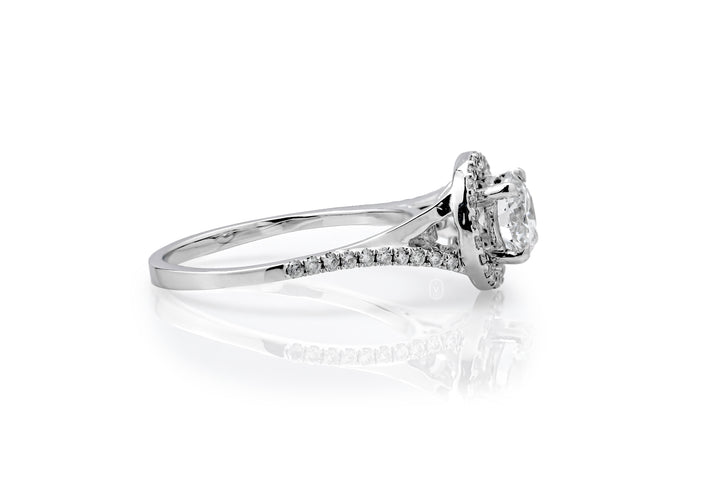 WHITEGOLD SPLIT SHANK HALO RING 0.8CT ROUND CUT WITH SIDE STONE LAB DIAMOND