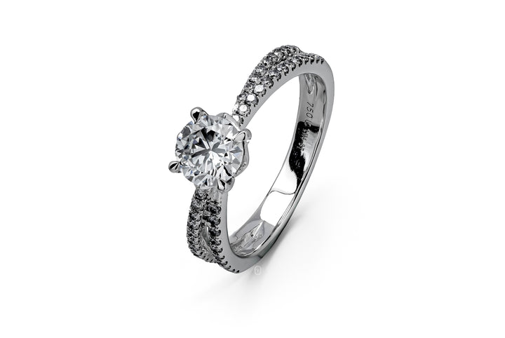 WHITEGOLD SPLIT SHANK RING 0.8CT ROUND CUT WITH SIDE STONE LAB DIAMOND