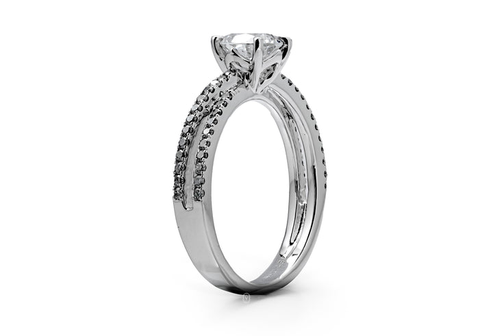 WHITEGOLD SPLIT SHANK RING 0.8CT ROUND CUT WITH SIDE STONE LAB DIAMOND