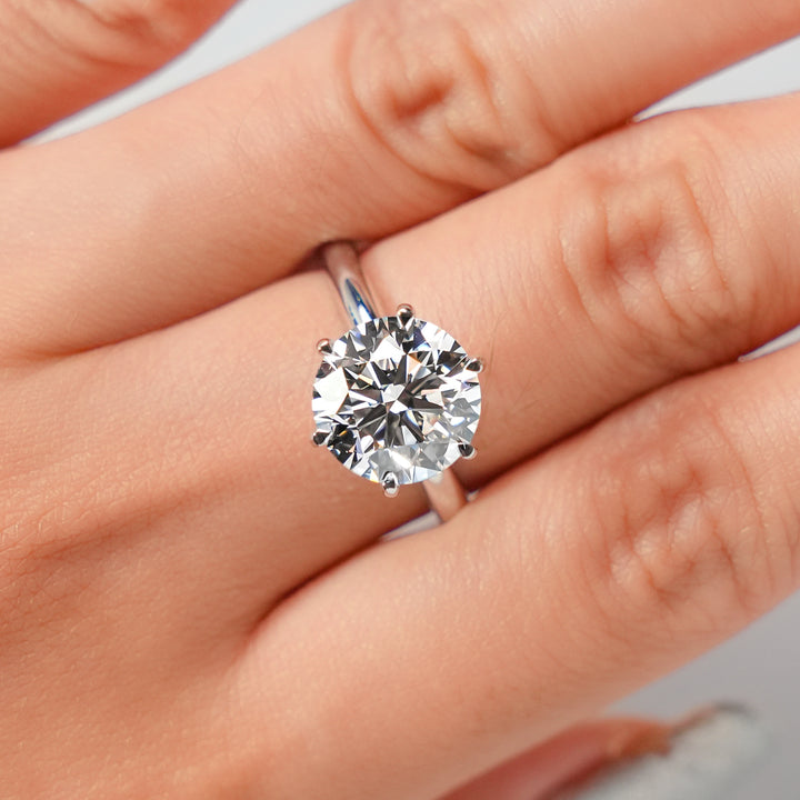 TIFFANY-STYLE WHITEGOLD RING 4CT ROUND CUT LAB DIAMOND